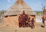 Namibia - Rodzina przed chat�.