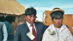 Peru - India�ska Para M�oda z plemienia Uros nad j.Titicaca.