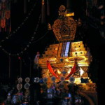 Tybet - Z�oty czorten ozdobiony drogocennymi kamieniami zawiera relikwie XVI Karmapy (Rumtek, Sikkim).